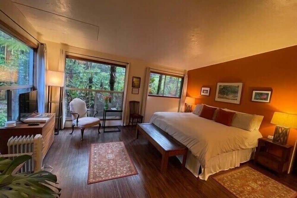 Volcano Apartment | A Private Getaway in the Rainforest. One mile from Volcano National Park.