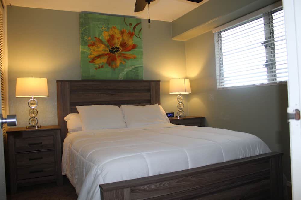 McCully - Moiliili Condo | Great Location in Waikiki! Views of mountains, city, and ocean!