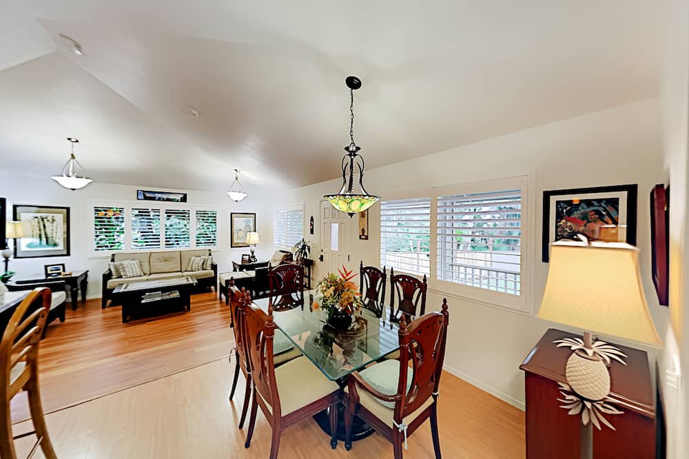 Honokaa House | Updated Family Home w/Lanai, private washer & dryer, WiFi, enclosed yard