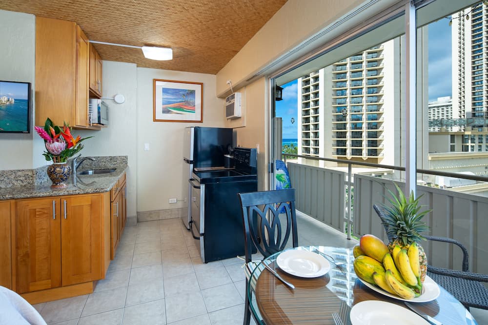 Waikiki Condo | Waikiki Beach center! Oceanview, Lanai, Free WIFI and Phone. Full Kitchen.