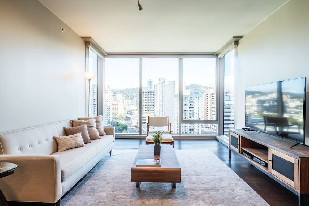 Ala Moana Condo | Luxury 1BD in ONE ALA MOANA with Beautiful View and Room with Free Parking!