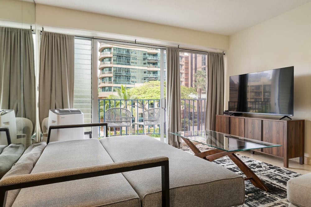 McCully - Moiliili Condo | 2BR/1BA Condo at Royal Aloha in Waikiki! Free PARKING, Free WiFi!