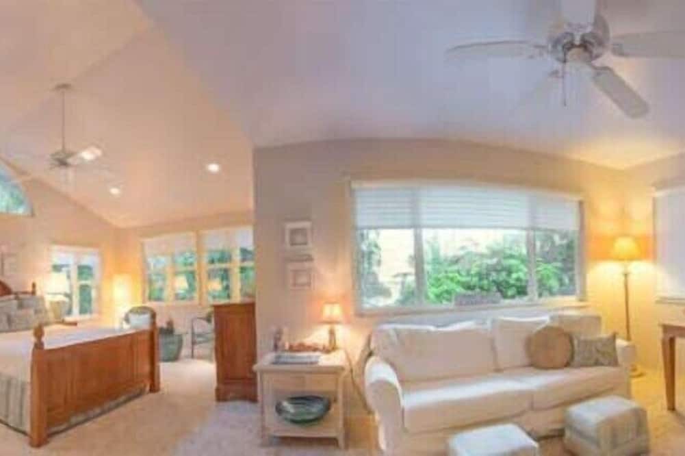 Ka'a'awa House | Escape to Paradise- AC, Kayaks,Ocean across street