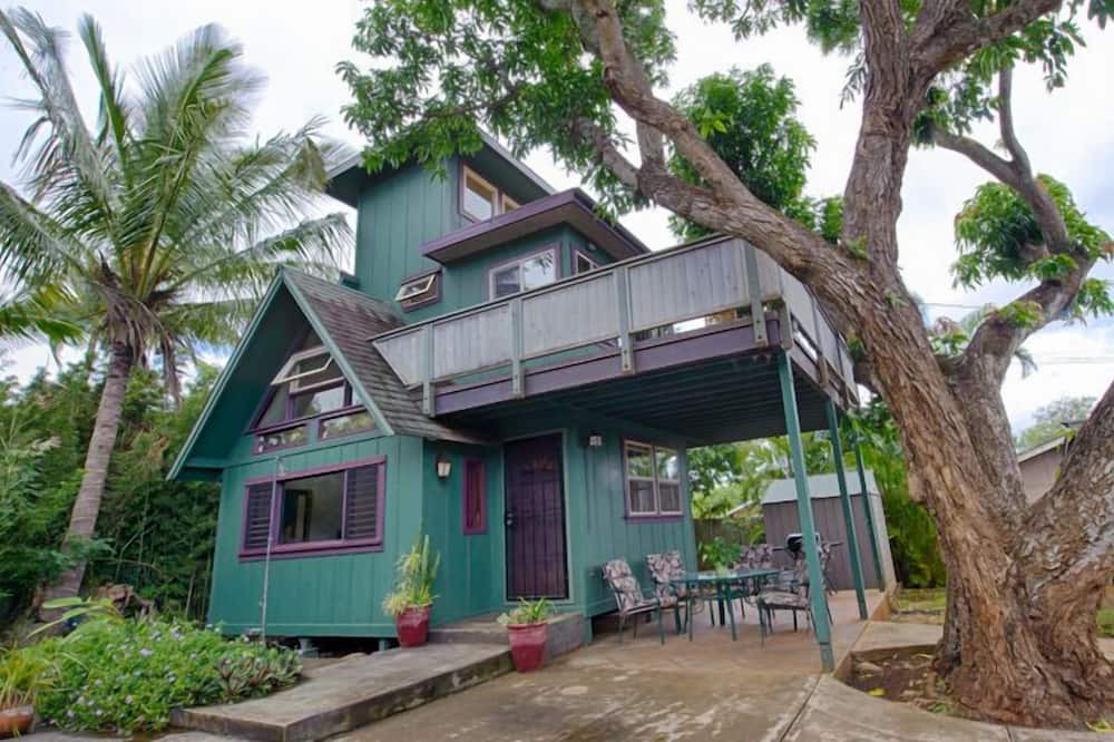 Kuau House | Gingerbread House-Less than a mile from Paia town and all North Shore beaches