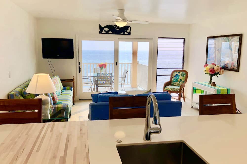 Kailua-Kona Condo | A Must See! Beautifully renovated Direct Ocean Front condo. 1 Bedroom, 1 Bath.