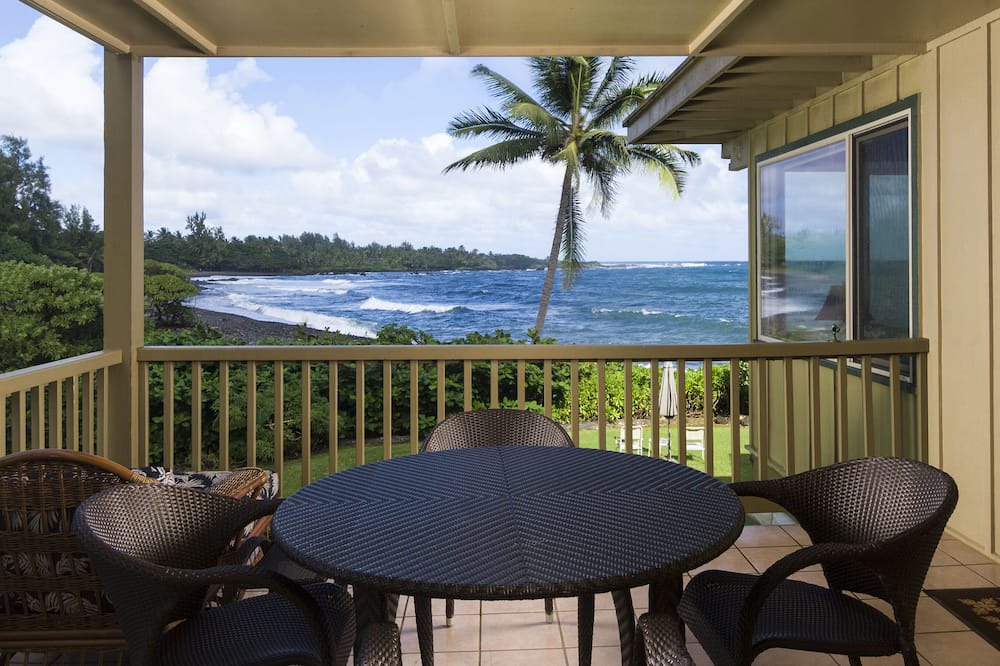 Hana Condo | Oceanfront Hana Kai Maui #1- 1 BR, Corner Unit 100ʻ from Water! King Bd, Kitchen