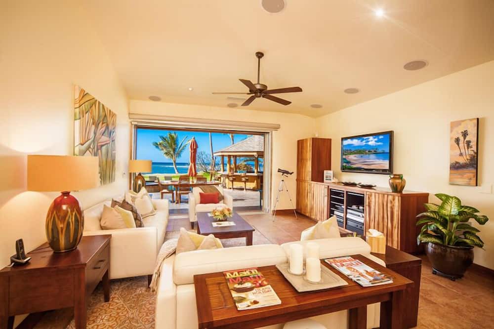 Halama Street House | NEWLY RENOVATED, PRIVATE BEACHFRONT HIDEAWAY ^MOANA^ SLEEPS 8!