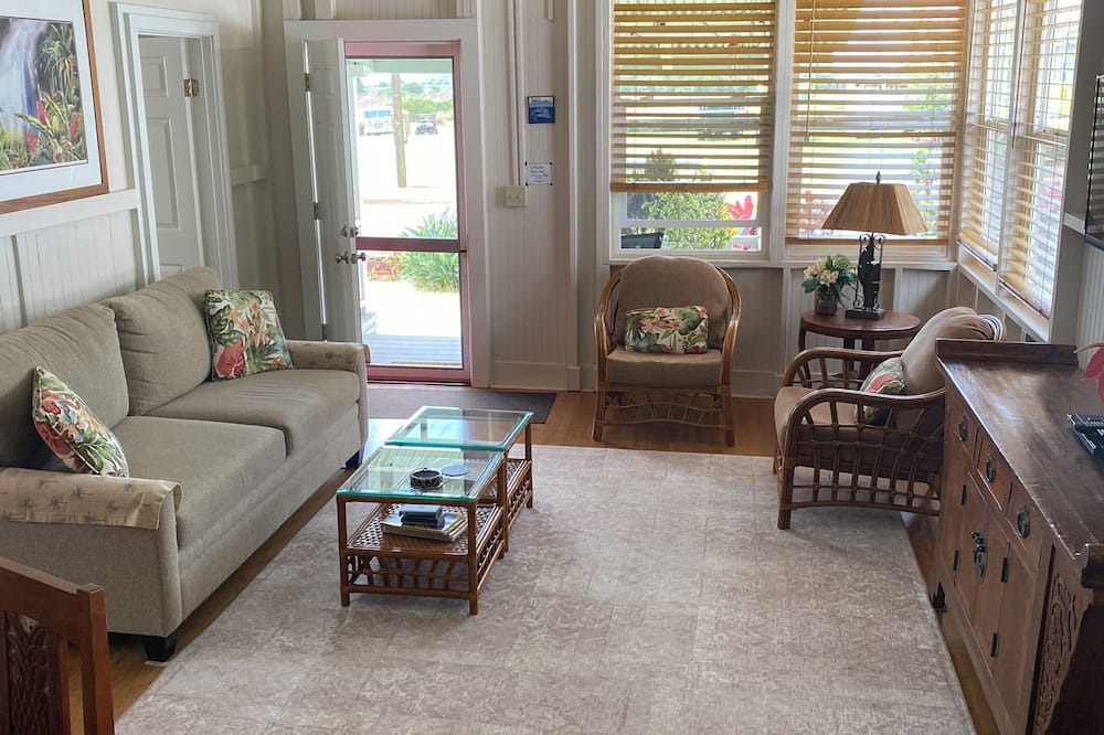 Lanai City Cottage | Charming, Beautifully Remodeled, Historic Plantation Home