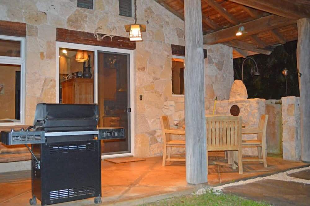 Hamakuapoko Cottage | On the Edge of a Gulch, Privacy, Charm, Unique Style Cottage - Permitted