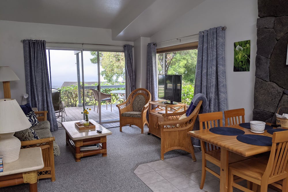 Kalaoa Cottage | Spacious Ranch Cottage with private hot tub and VIEW!