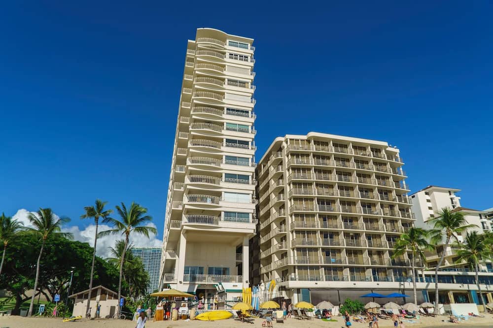 Waikiki Condo | 30 seconds to The Ocean! Waikiki Shore, 1 Bedroom with 1 Parking (WS08)