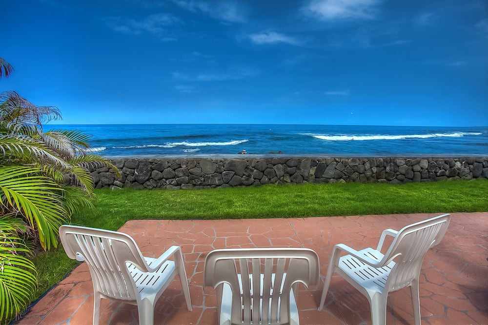 Kailua-Kona Condo | Aloha! Oceanfront, TV, Pool, Hot Tub, A/C.