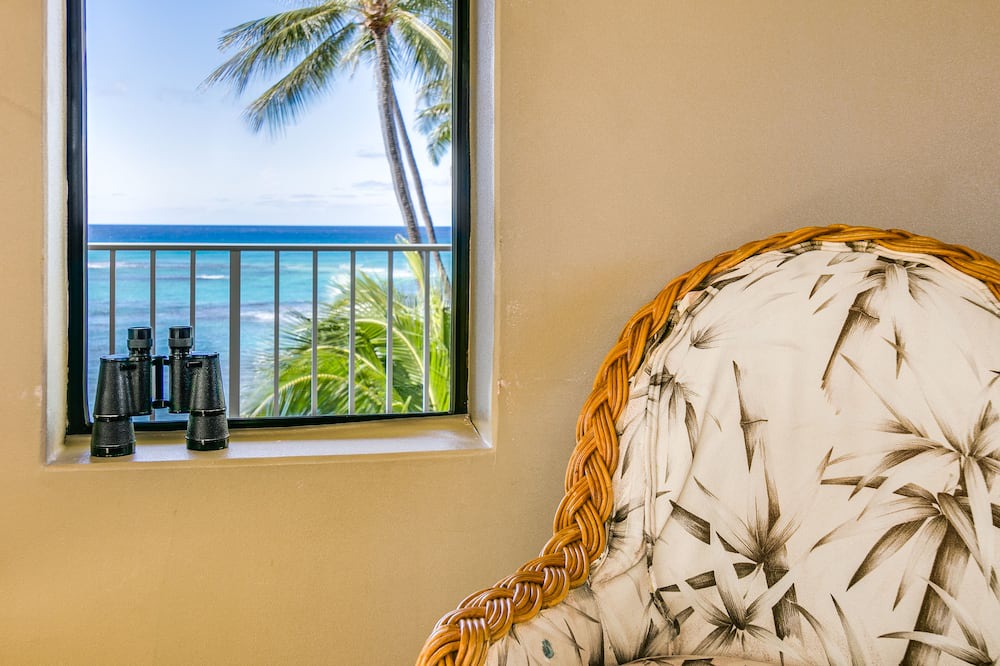 Diamond Head - Kapahulu - St. Louis Apartment | Spacious 2 Bedroom Oceanfront Condo with Full Kitchen & 'Wrap around' Lanai
