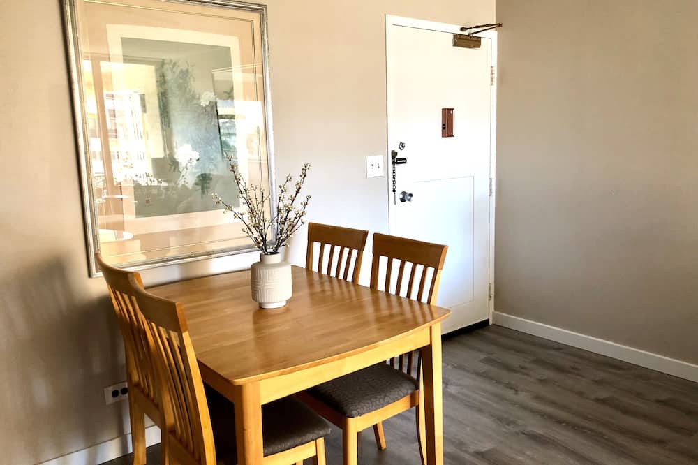 Waikiki Condo | Location! 2br/1ba Condo 2 blocks to Waikiki main beach, on-site parking