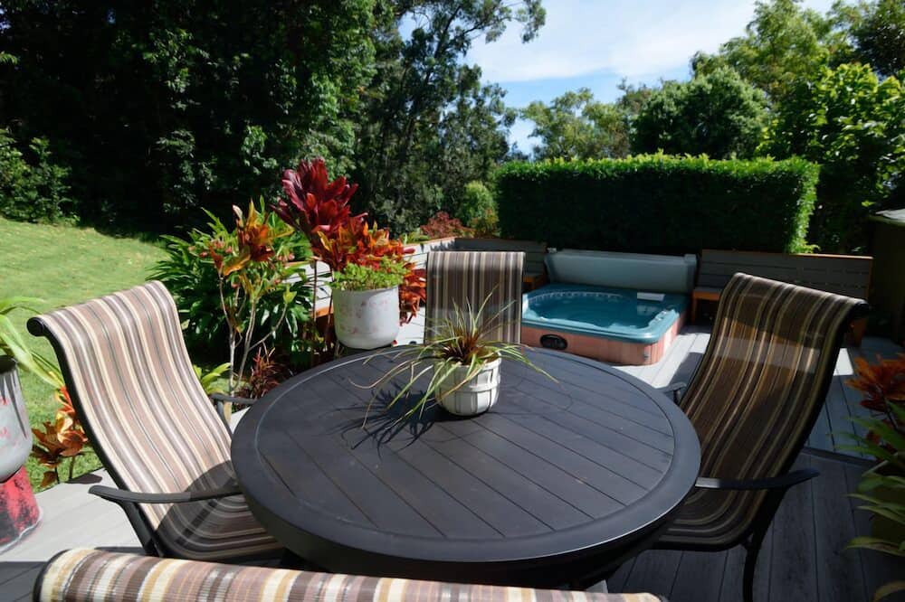 Honokaa Cottage | Cottage on a 3 acre estate, spa, fireplace, cozy, park like setting, fruit trees