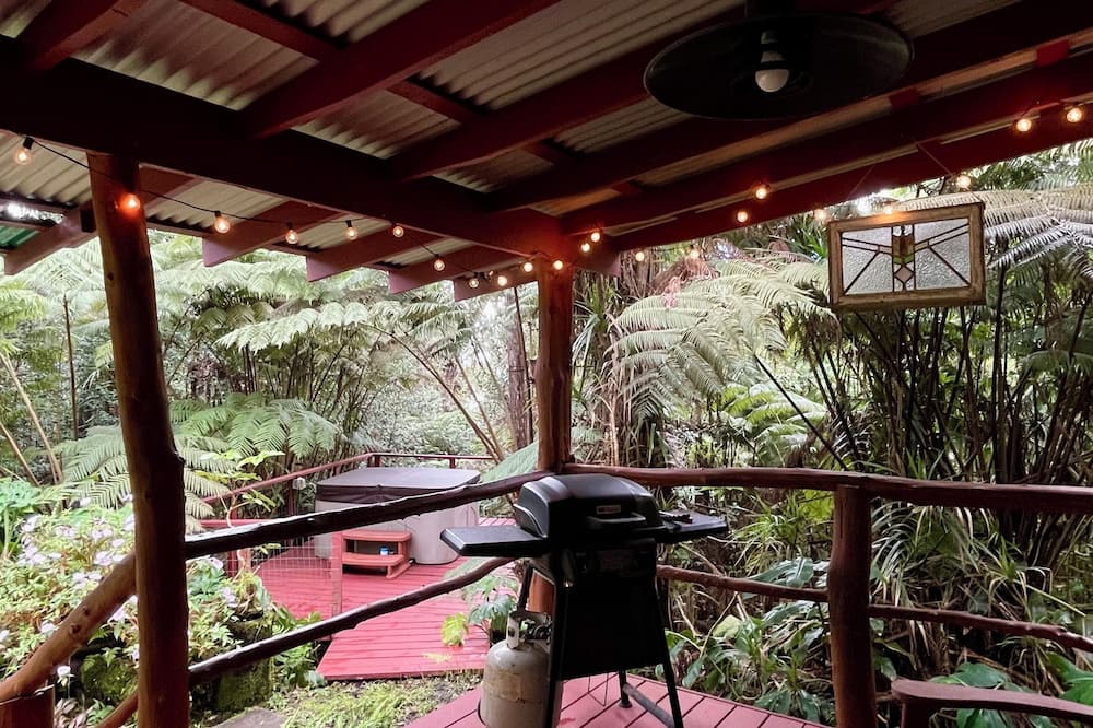 Kailua-Kona Cabin | Kaloko mountain cabin above Kona with hot tub and fireplace - rustic adventure!