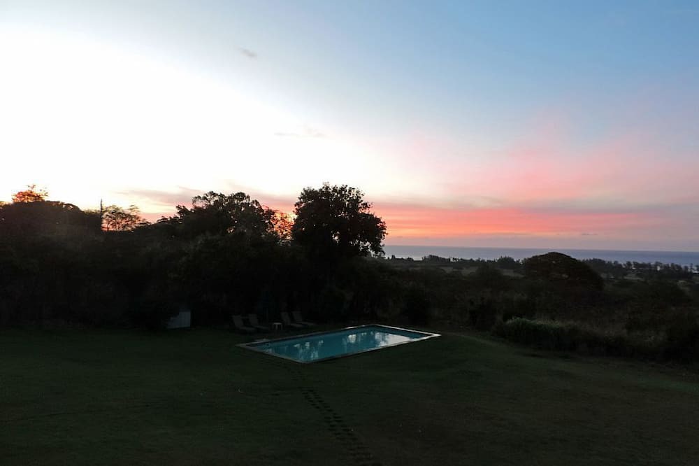 Mokuleia House | World Class Views & Excellent Reviews/Pickleball court and Pool