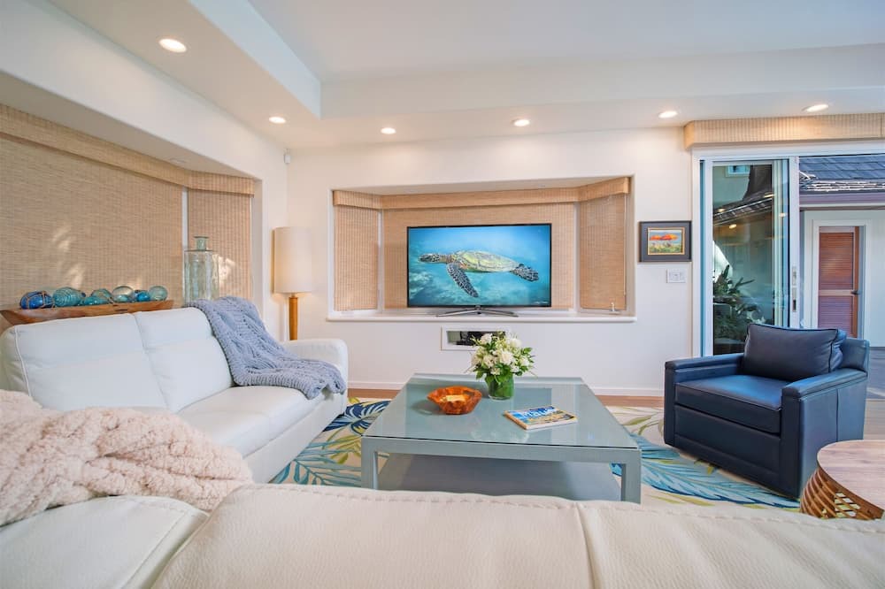 Halama Street House | REMODELED BEACHFRONT ESTATE, MAGNIFICENT MANGO SURF