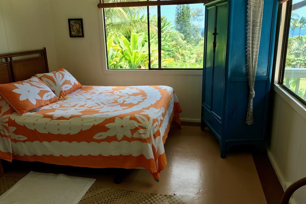 Hana House | IDEAL BEACH LOCATION 2 BR LARGE DECK "PRIVATE'