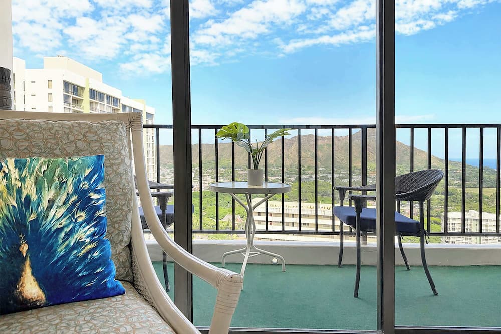 Waikiki Condo | Ocean-view retreat w/lanai & free parking