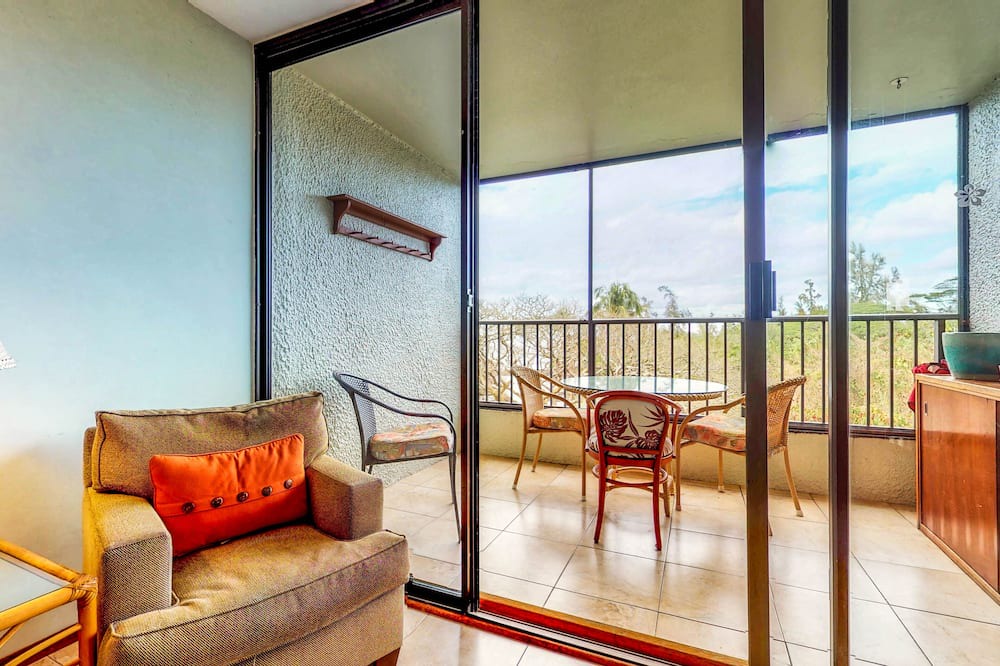 Hilo Condo | Waterfront condo w/shared pool & private lanai- steps to shops & restaurants