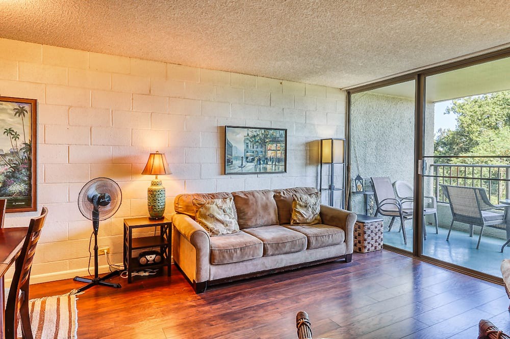 Hilo Condo | Classic Mid-Century Condo near the Ocean w/Private Lanai & Shared Pool