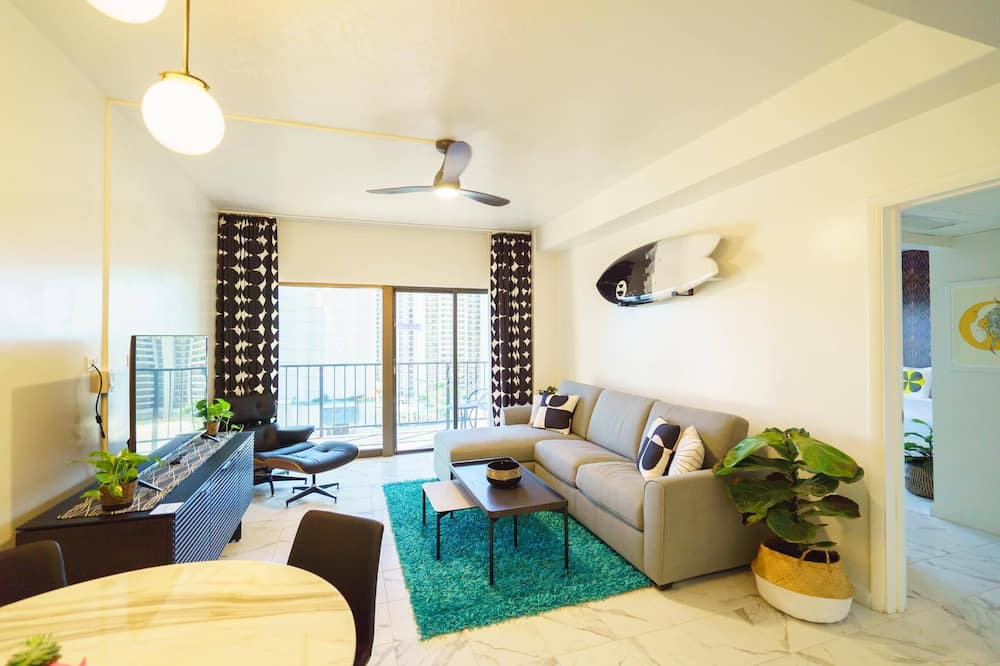 Waikiki Condo | 2 Free Parking! Spacious 1 Bedroom Penthouse in Palms at Waikiki.