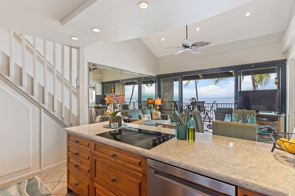 Honokowai Condo | Penthouse 3BR w/Oceanfront Views + Vaulted Ceiling