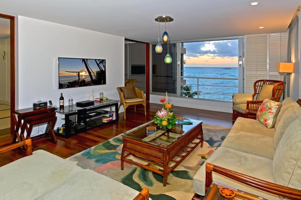 Diamond Head - Kapahulu - St. Louis Condo | Executive Gold Coast Oceanfront Suite: Diamond Head Views, Amazing Seaside Pool