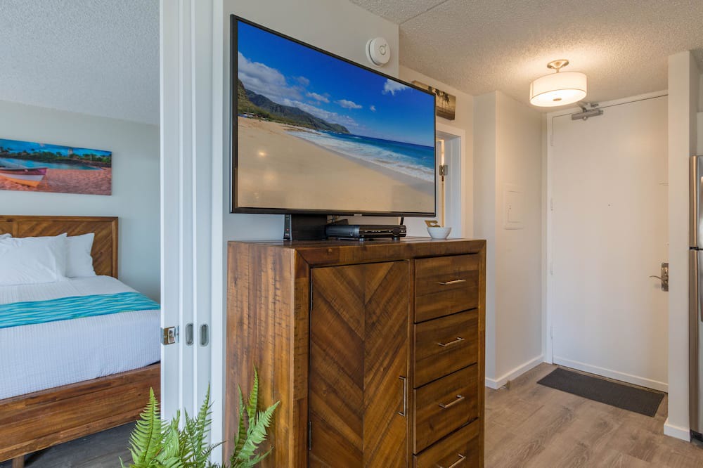 Waikiki Condo | Waikiki Beach Ohana Suite - Ocean Views, block to beach, FREE PARKING!