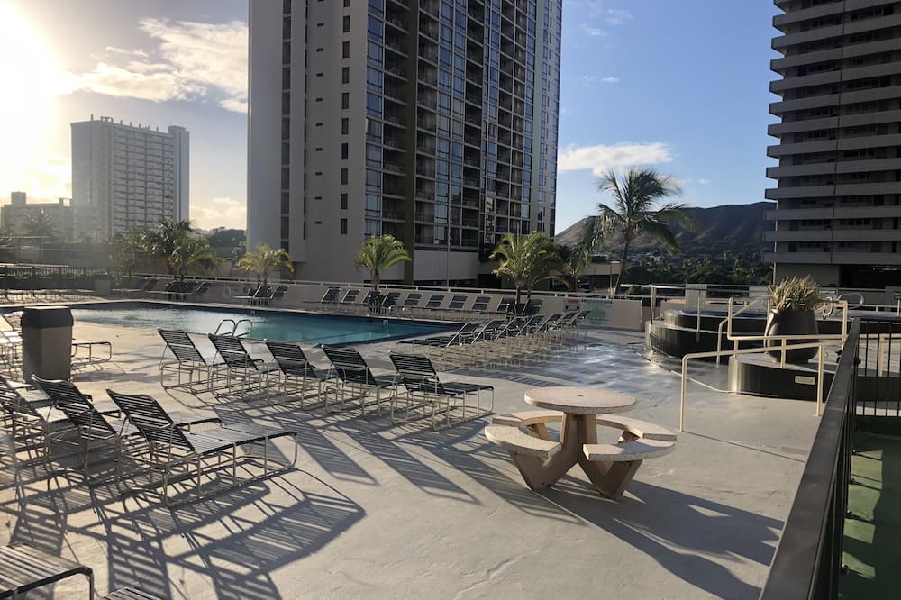 Waikiki Condo | Waikiki Banyan OCEAN VIEW REMODELED - "Ohana Suite" , free parking, lots of amenities!
