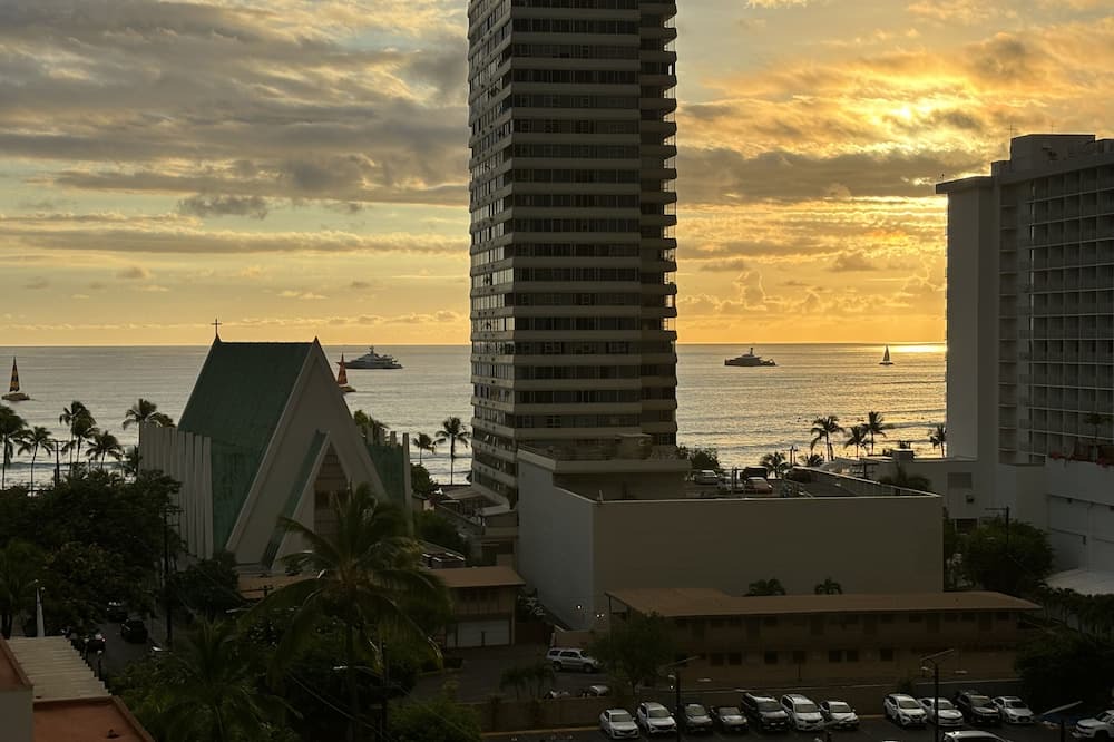 Waikiki Condo | Waikiki Banyan OCEAN VIEW REMODELED - "Ohana Suite" , free parking, lots of amenities!