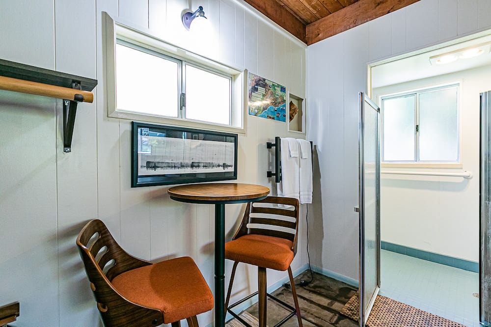 Volcano House | Cozy stay just 5 minute drive to Volcano National Park, Winery and Golf!