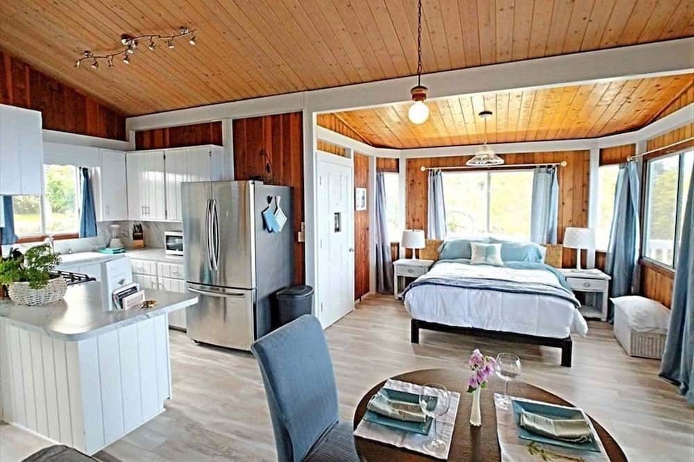Papa Cottage | Ocean Views from Private Lanai 1 bed/1 bath Cottage on a 100% organic Farm!