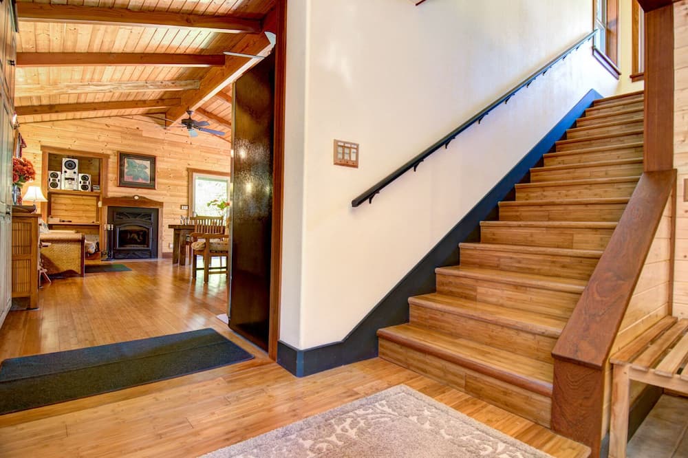 Volcano Cottage | Private,Luxury, Hot Tub ,Sauna fireplace, walking trails