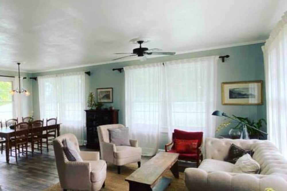 Hilo House | Spacious Historic Estate ~ 5 Min Walk to Hilo & Bay Front