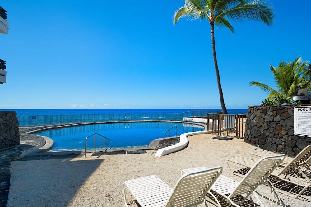 Kailua-Kona Condo | 🏖️Ground Floor Fully Upgraded Kona Condo Steps to Ocean Pool | AC