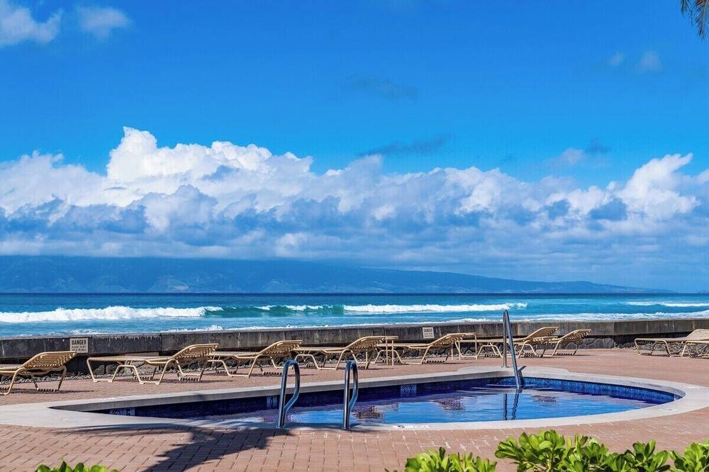 Honokowai Condo | Updated OceanFront Whale Watching - Kulakane 211