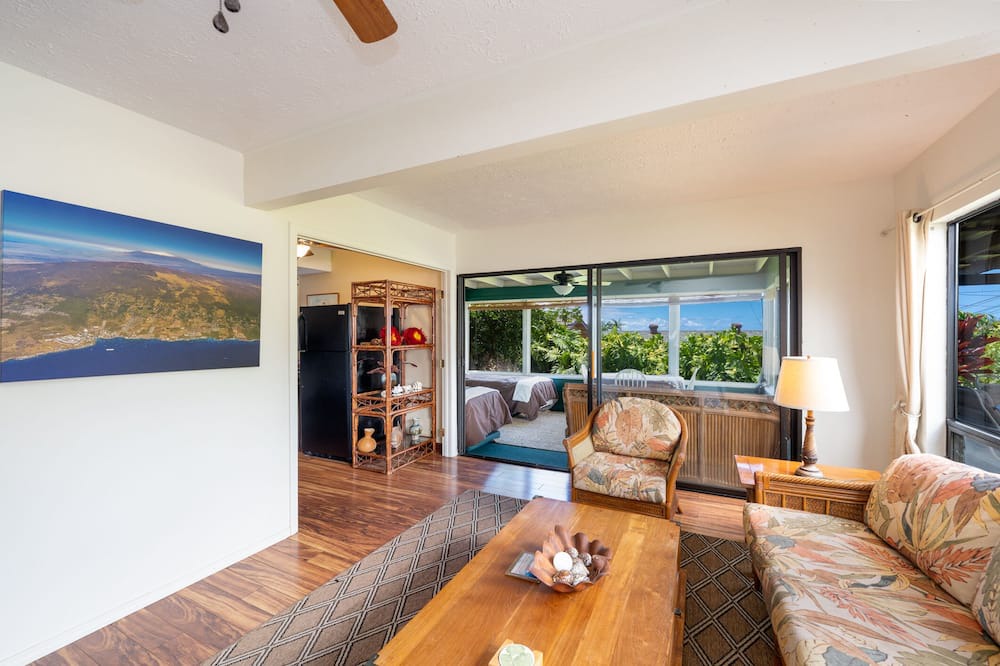 Kailua-Kona Apartment | One Bedroom Apartment With Full Kitchen And Yard Five Minutes From The Ocean