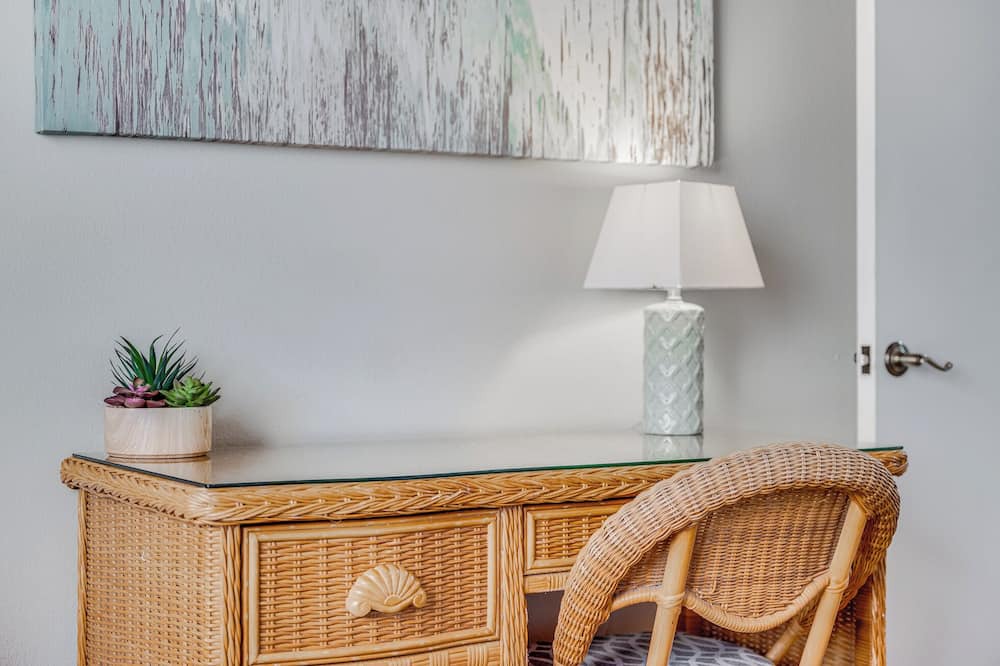 Kihei Condo | Large 3 Bedroom Condo Across From Beach! Pool & Hot Tub Access! Ocean View!