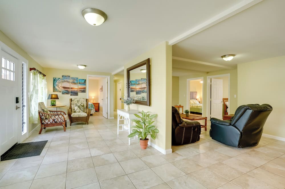 Kalihi Valley Condo | 7 Mi to Waikiki: Airy Retreat Near Shops & Eats!