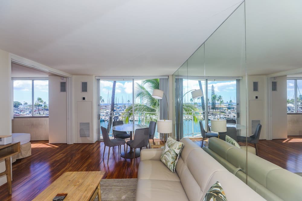 Waikiki Condo | Ilikai Marina, Minutes to the Beach, 180-Degree Ocean View!