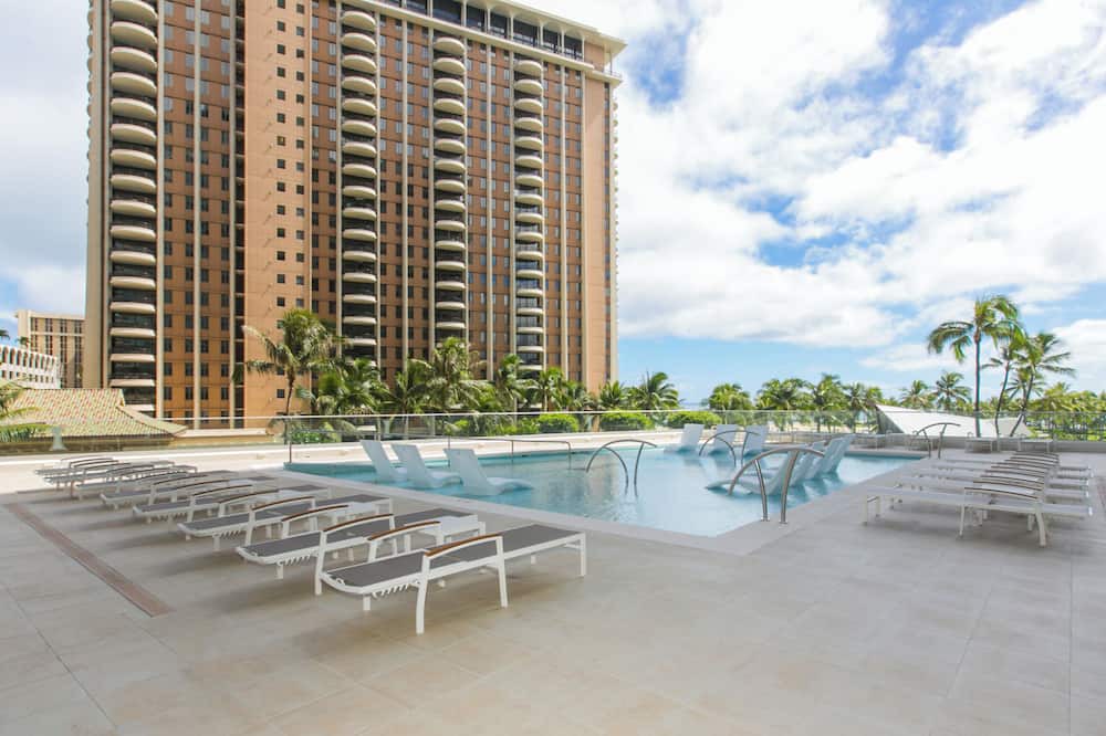 Waikiki Condo | Perfect Location In Waikiki, Near Beach, Shopping, and Dining!
