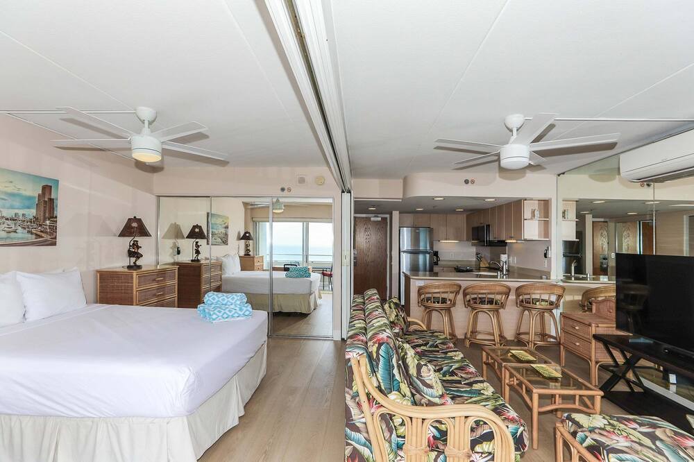 Waikiki Condo | One-Bedroom Deluxe (Renovated) Unit with a view of the Duke Kahanamoku Lagoon and Waikiki Beach
