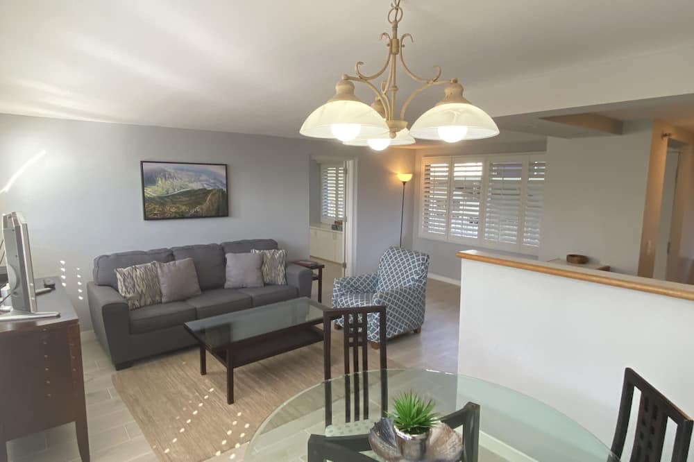 Diamond Head - Kapahulu - St. Louis Condo | Diamondhead Location, Spacious, Super Clean, King One Bedroom Suite Sleeps 4