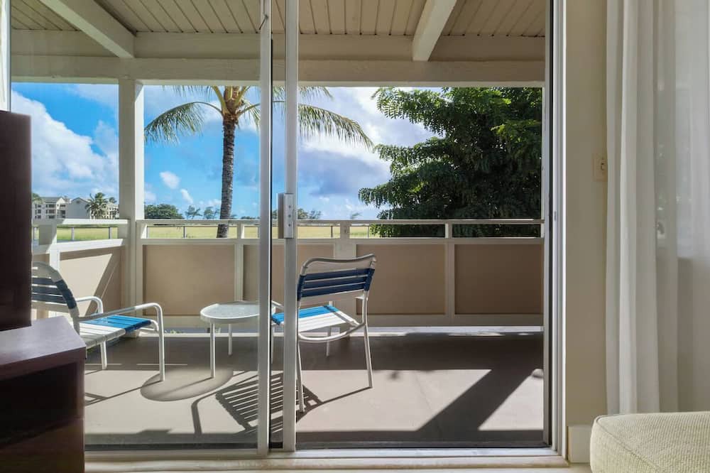Wailua Hotel | Spacious Unit with Full Kitchen, Free Parking, Outdoor Swimming Pool!