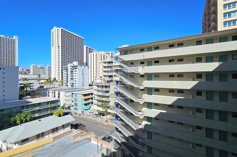 Waikiki Apartment | WG 705 —Cozy Queen-Bed studio steps to Waikiki Beach & Zoo w/AC, Pool, & Kitchen