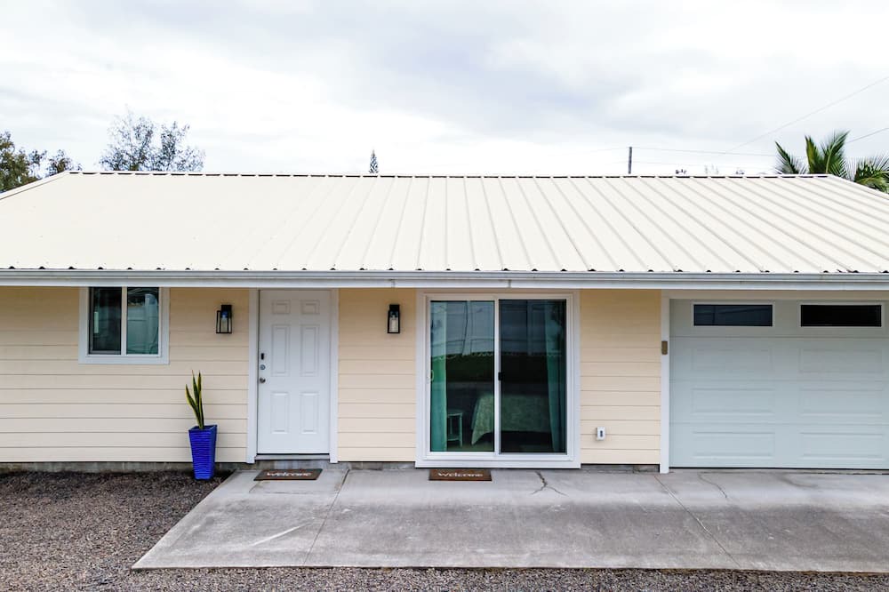 Keaau House | Sunrise Ohana- 2-bedroom in beautiful Keaau w/AC & Laundry! 1 block to ocean!