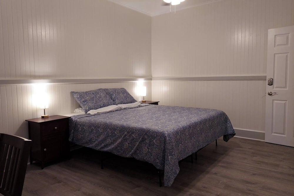 Hilo Bed & Breakfast | Kekuanaoa Homestead for Whole House/5 bedroom & 5 bathroom close Hi-Lo Airport.