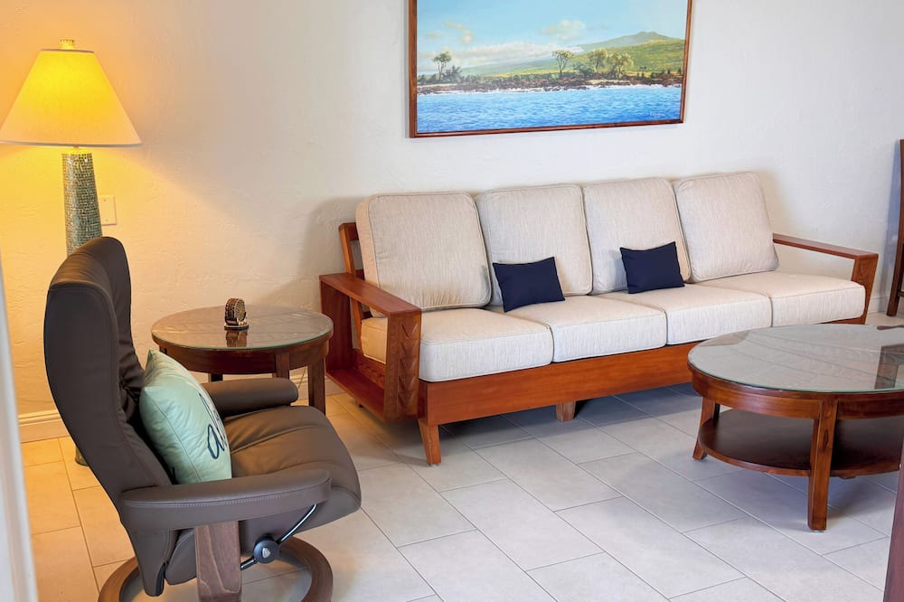 Kailua-Kona Condo | Exceptional Oceanfront Luxury Condo, Top Floor, Full AC, Elevator